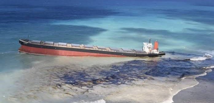 Mauritius: New oil leak from damaged ship