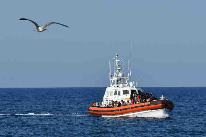 A boat sinks off the coast of Tunisia,killing 43 people