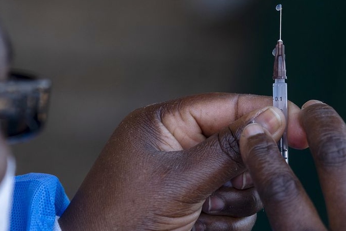 zimbabwe compelling workers to receive covid 19 vaccine