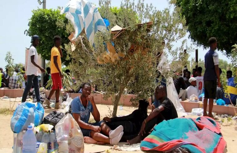 human rights watch calls on tunisia to stop driving migrants into the desert