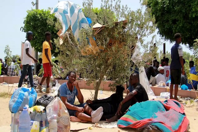 human rights watch calls on tunisia to stop driving migrants into the desert