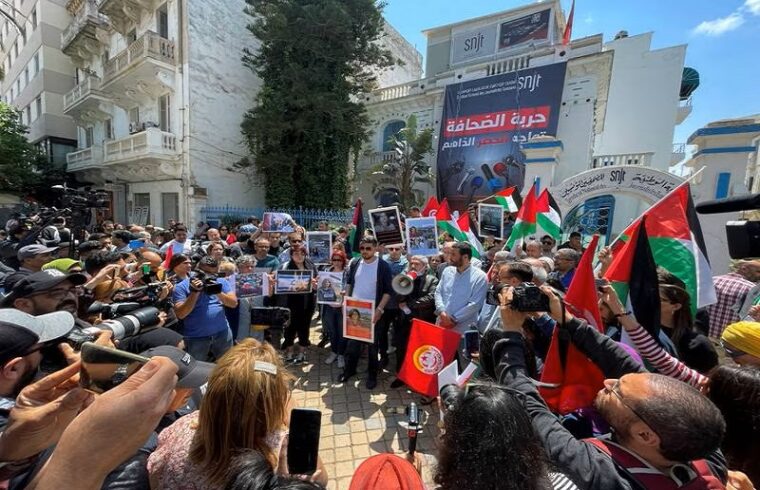 tunisians rally in solidarity with palestinians and demand normalization